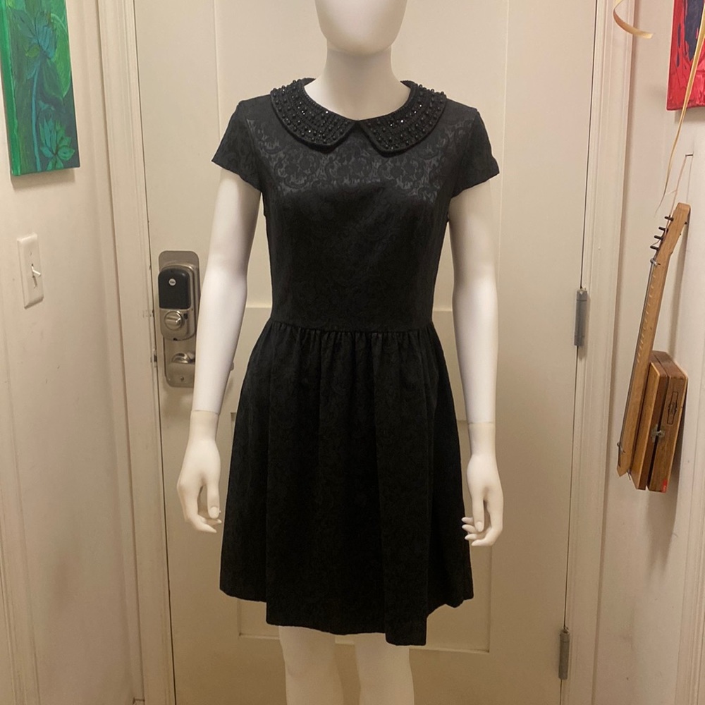 Women black shot dress with details in the collar, size:M, like new